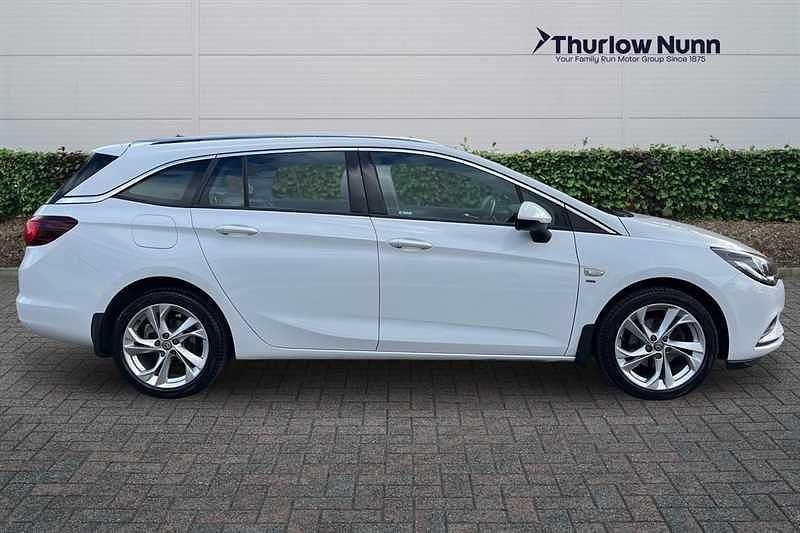 Used Vauxhall Astra SRi 150 HP (110 kW) 2017 White Estate