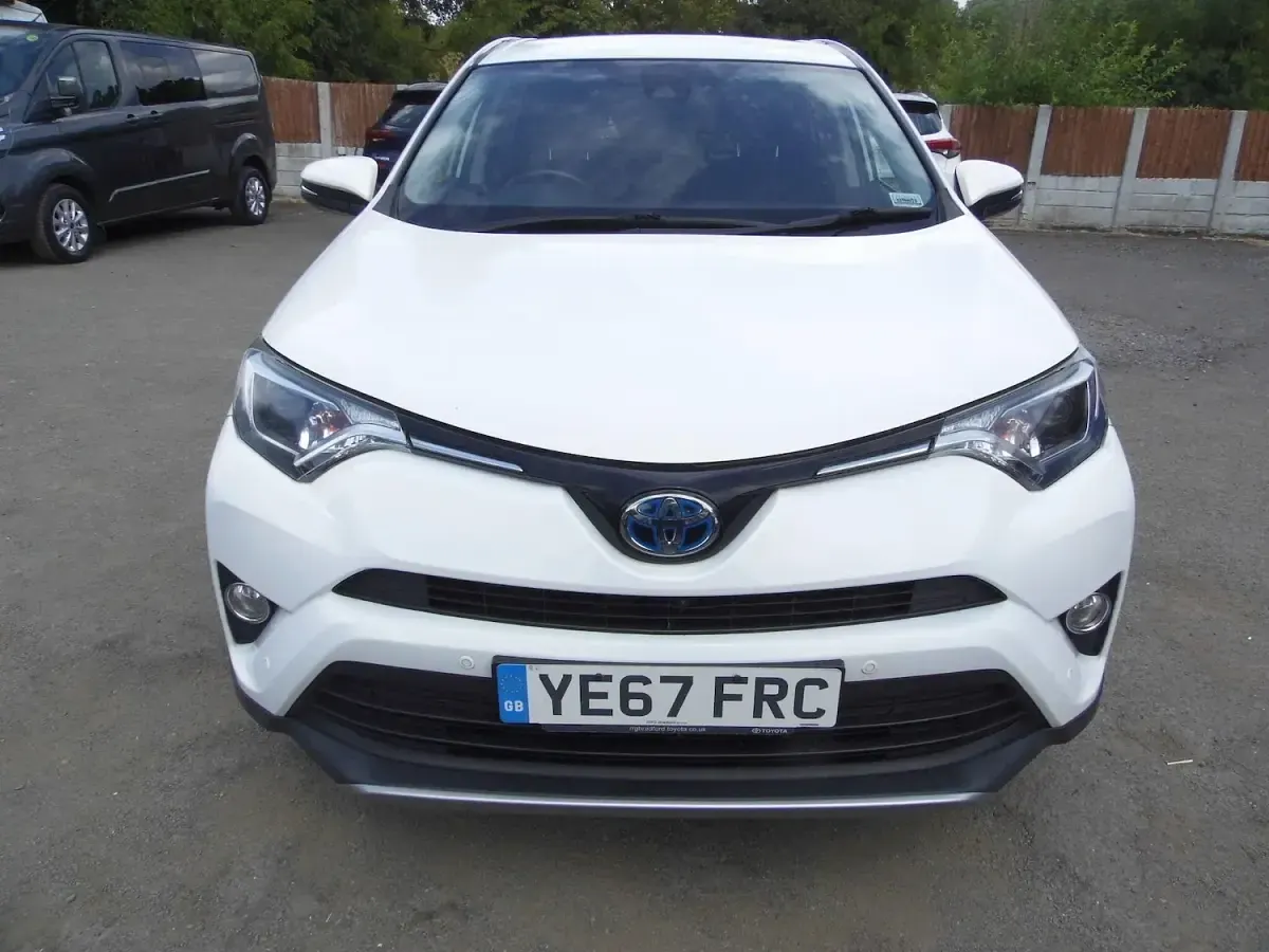 Used Toyota RAV4 197 HP (144 kW) 2017 White SUV