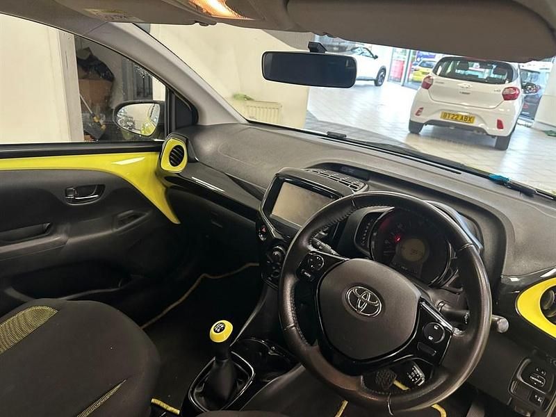 Used Toyota Aygo X-cite 69 HP (50 kW) 2017 Yellow Hatchback