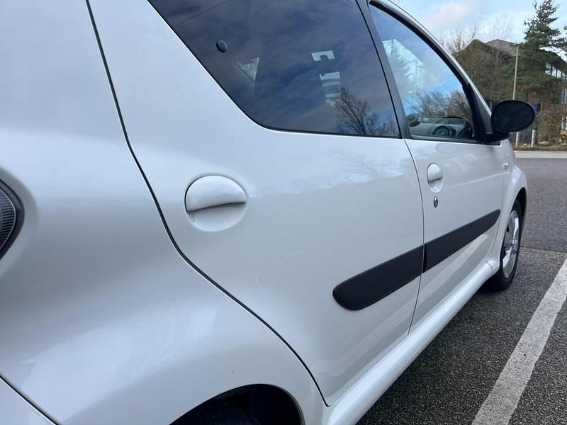 Used Toyota Aygo 67 HP (49 kW) 2012 White Hatchback