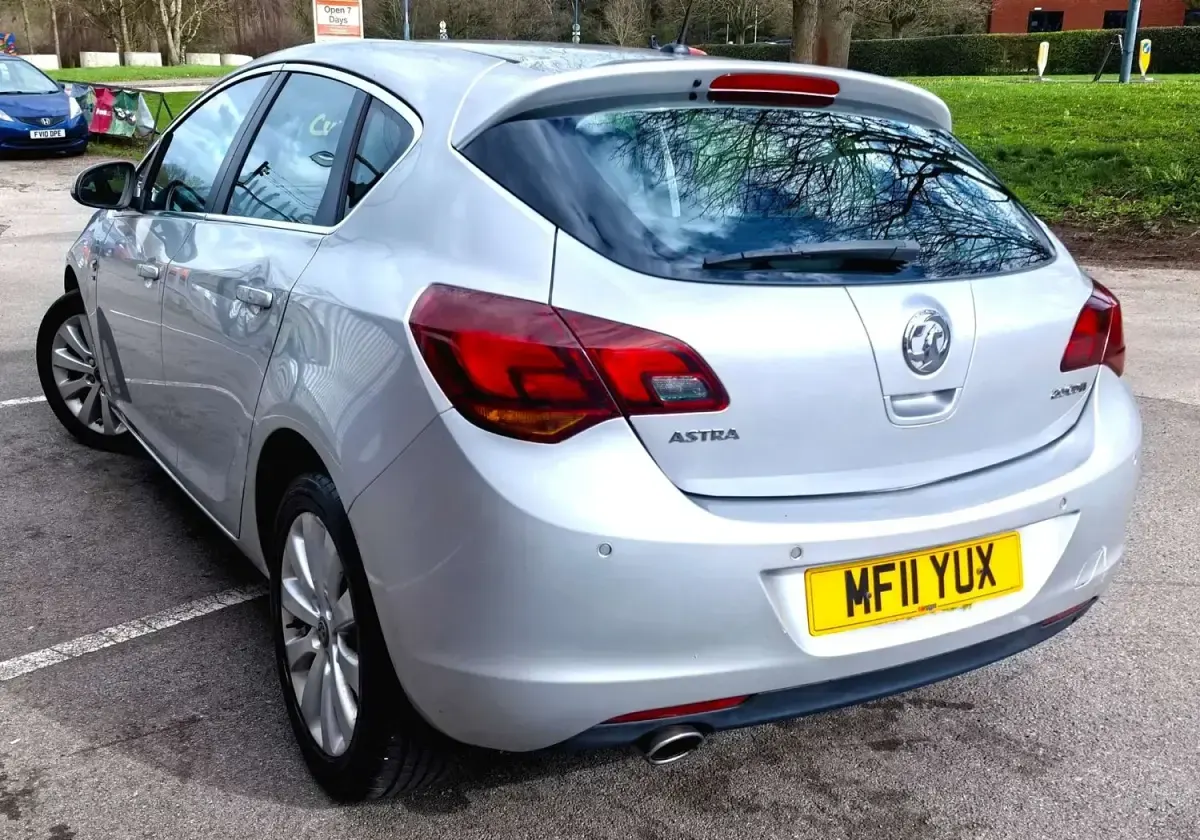 Używany Vauxhall Astra drive 165 KM (121 kW) 2011 Srebrny Hatchback