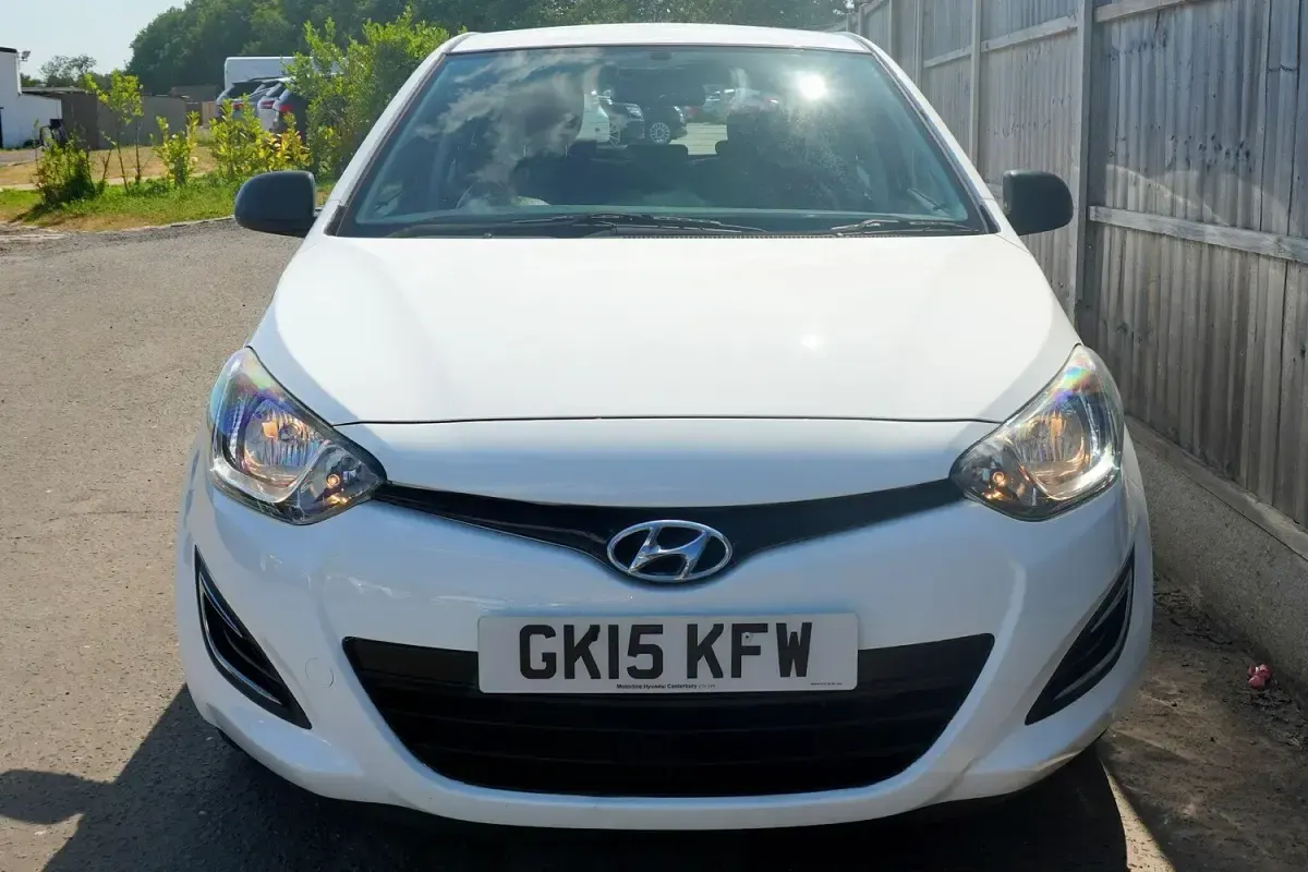 Used Hyundai i20 Classic 84 HP (61 kW) 2015 White Hatchback