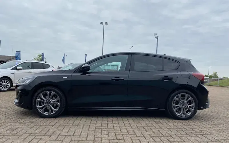 Usado Ford Focus ST-Line 125 CV (91 kW) 2023 Negro Utilitario