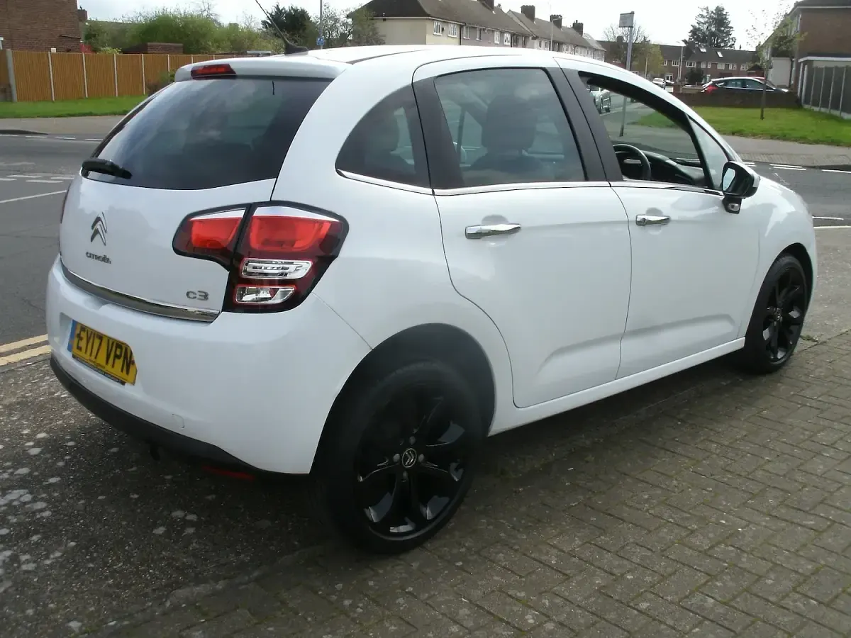 Used Citroën C3 Platinum 110 HP (80 kW) 2017 White Hatchback