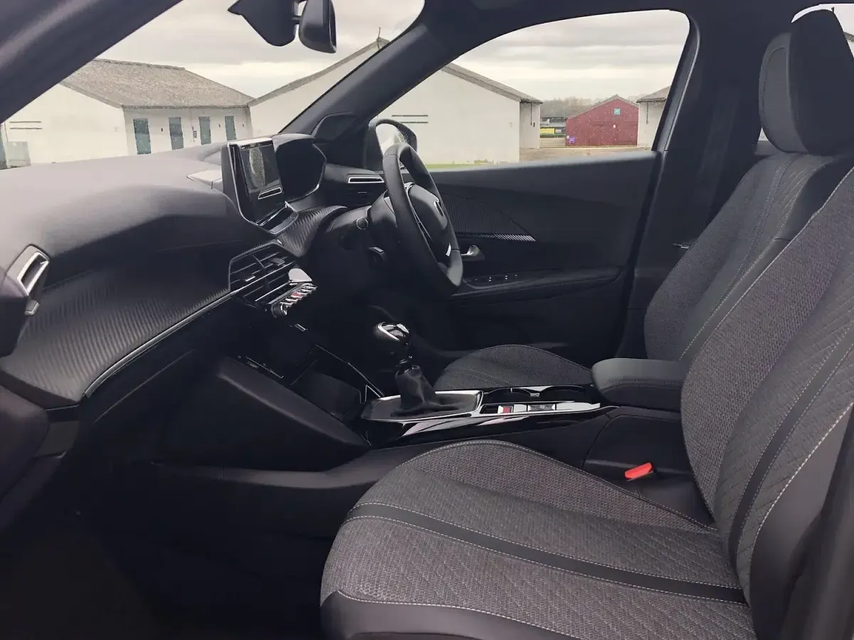 Usado Peugeot 2008 Allure 129 CV (94 kW) 2024 Gris SUV