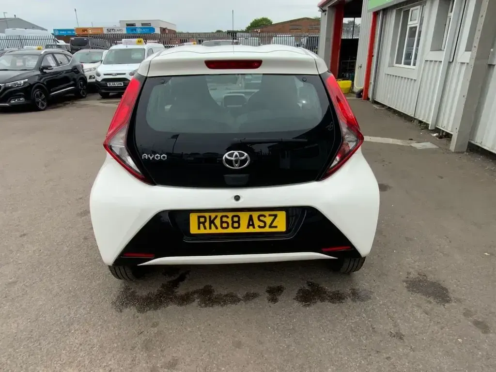 Used Toyota Aygo X-play 71 HP (52 kW) 2018 White Hatchback