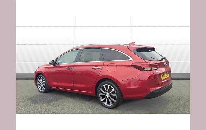 Used Hyundai i30 Premium 140 HP (102 kW) 2017 Red Estate