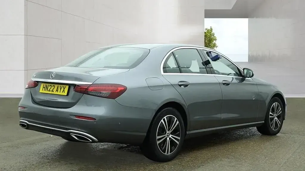 Usado Mercedes E200 211 CV (155 kW) 2022 Gris Berlina