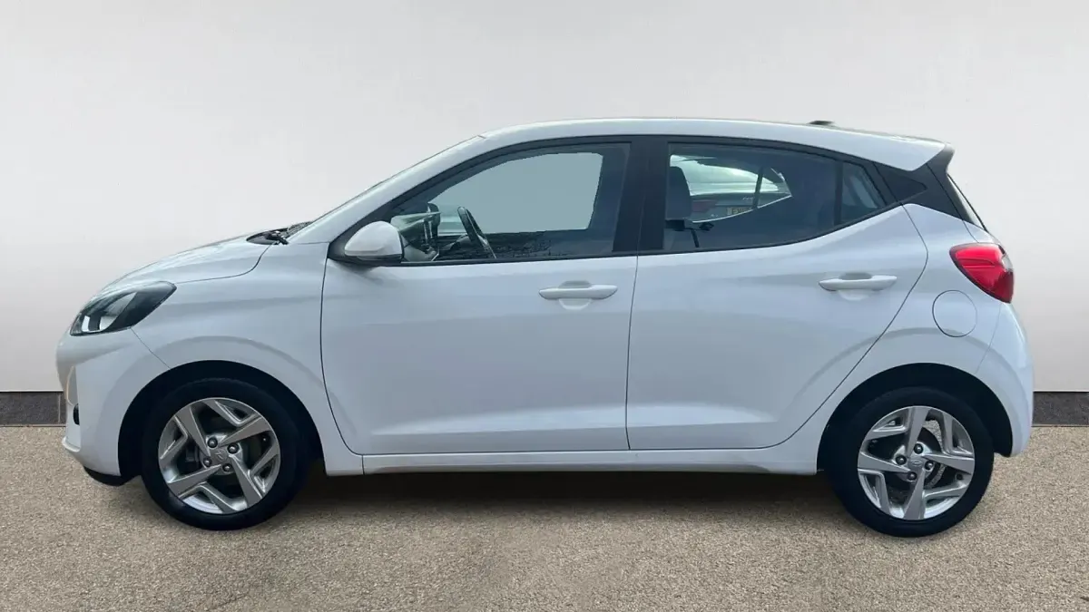 Used Hyundai i10 SE 67 HP (49 kW) 2020 White Hatchback