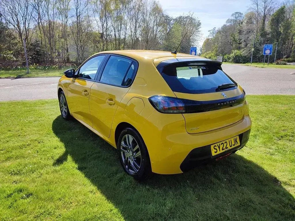 Gebraucht Peugeot 208 Active Premium 75 PS (55 kW) 2022 Gelb Kleinwagen
