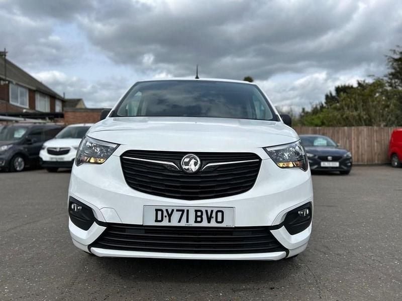 Second-hand Vauxhall Combo Sportive 100 CP (73 kW) 2021 Alb Monovolum