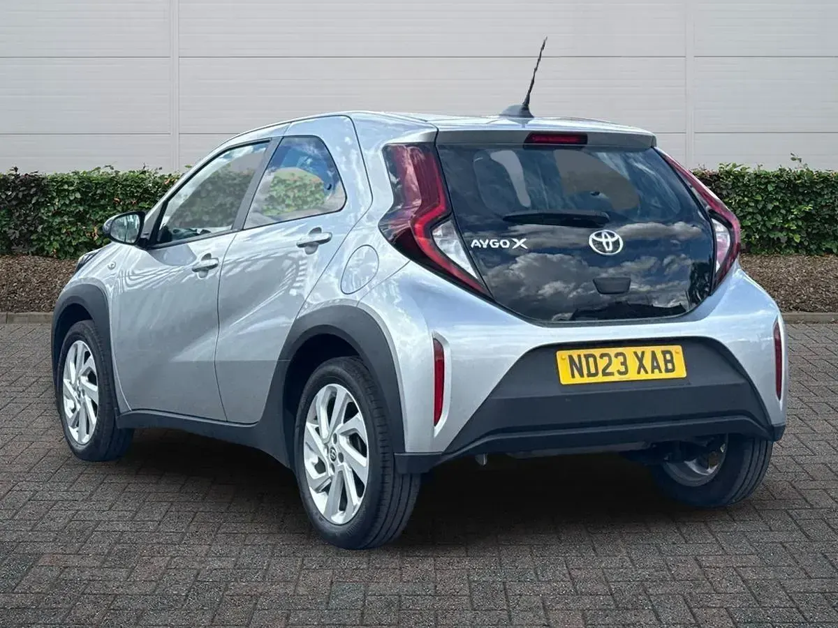 Used Toyota Aygo X PURE 72 HP (52 kW) 2023 Silver SUV