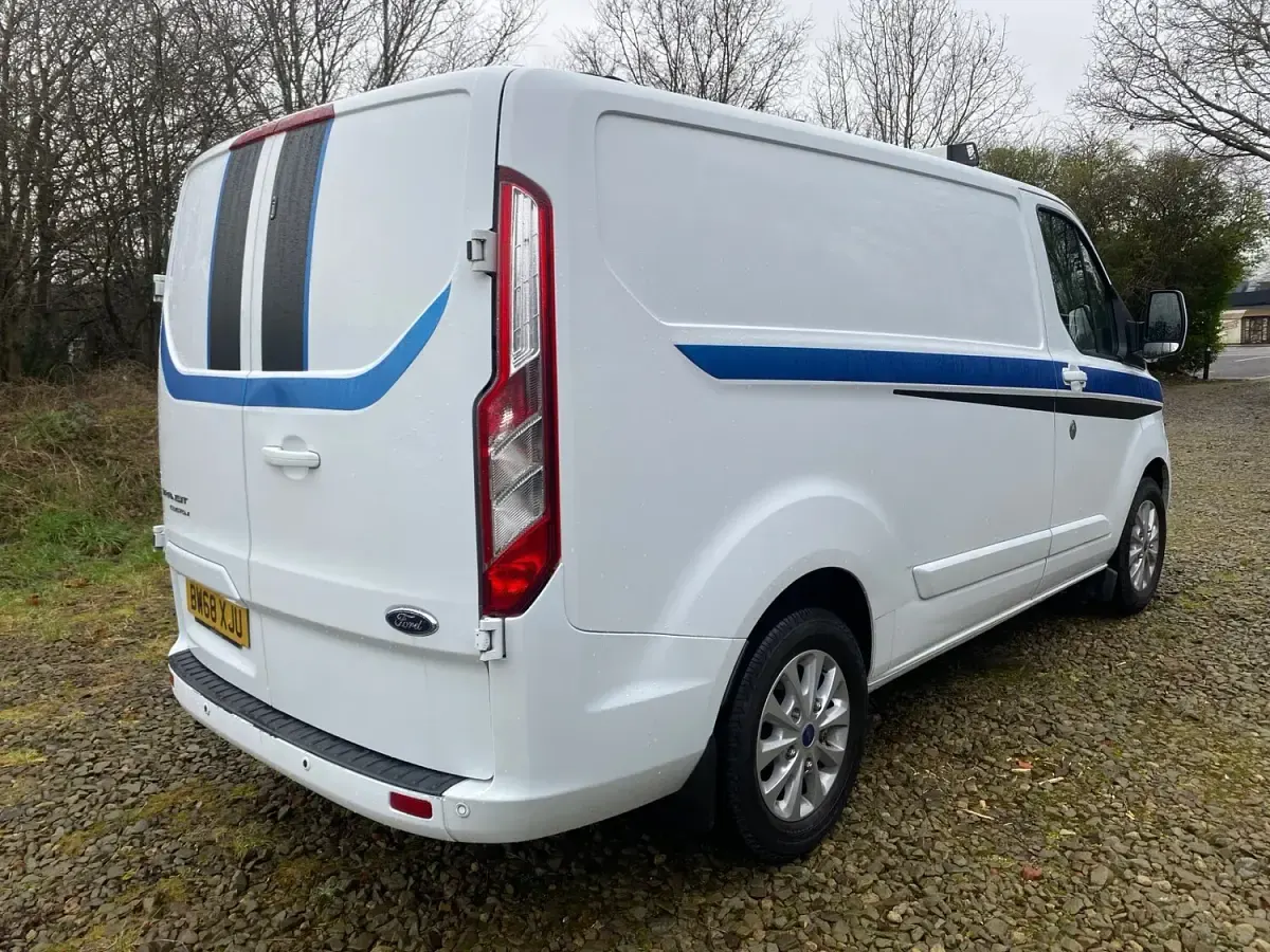 Used Ford Transit Custom Limited 170 HP (125 kW) 2019 White Van