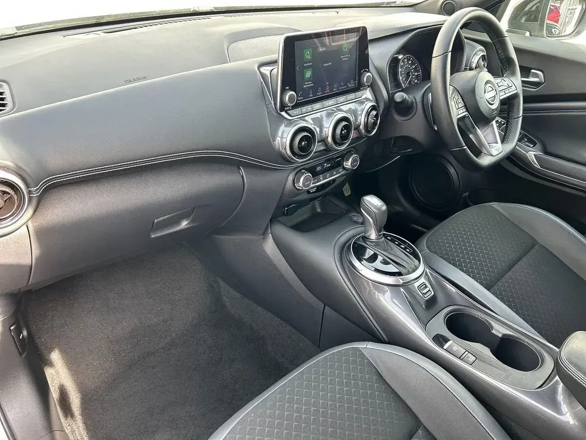 Gebraucht Nissan Juke N-Connecta 114 PS (83 kW) 2023 Silber SUV
