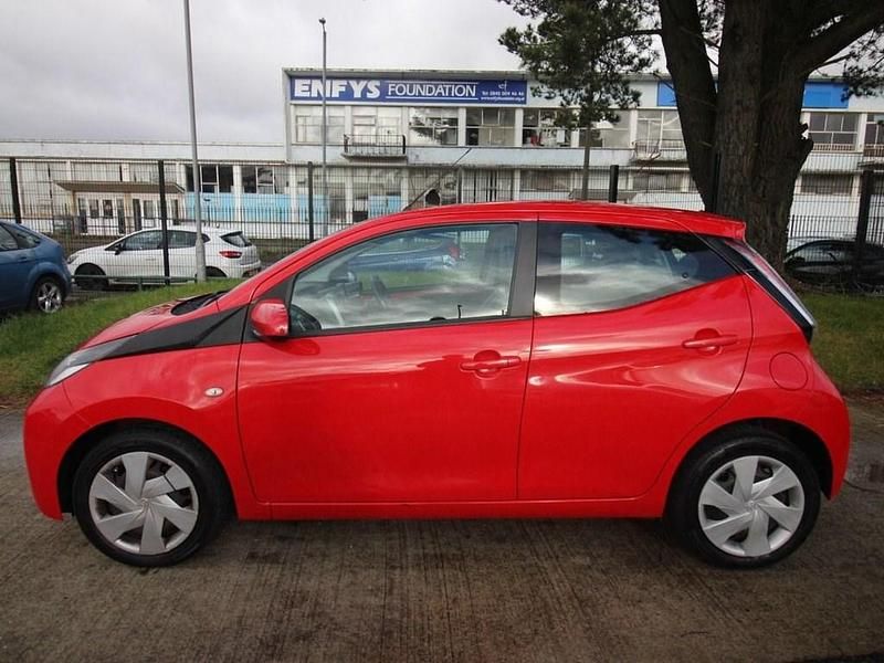 Used Toyota Aygo X-play 68 HP (50 kW) 2016 Red Hatchback