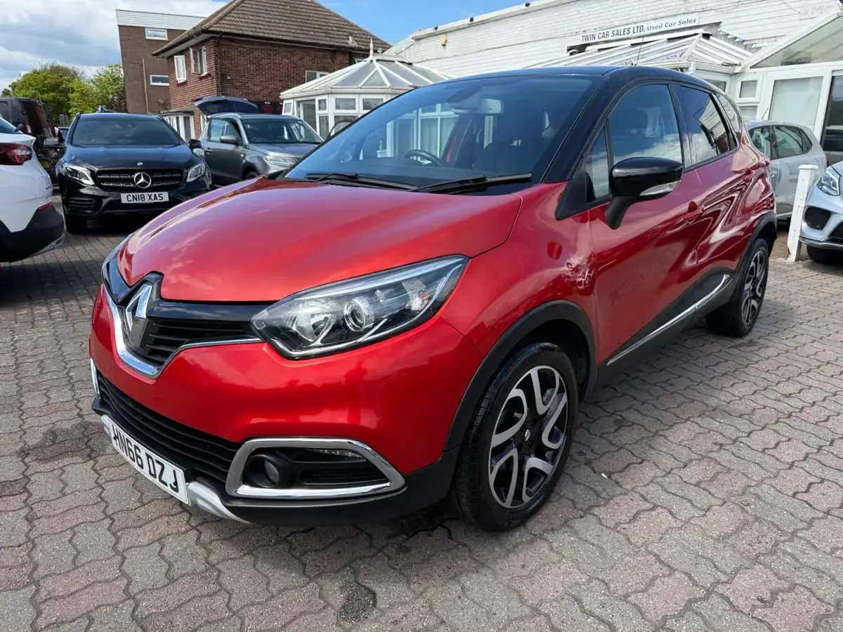 Used Renault Captur Signature 90 HP (66 kW) 2016 Red/black SUV