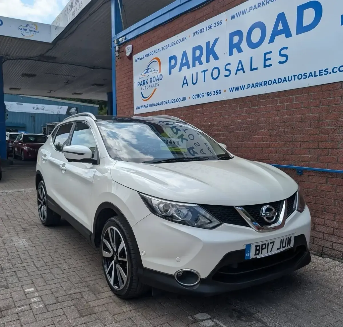 Used Nissan Qashqai Tekna 2017 White SUV