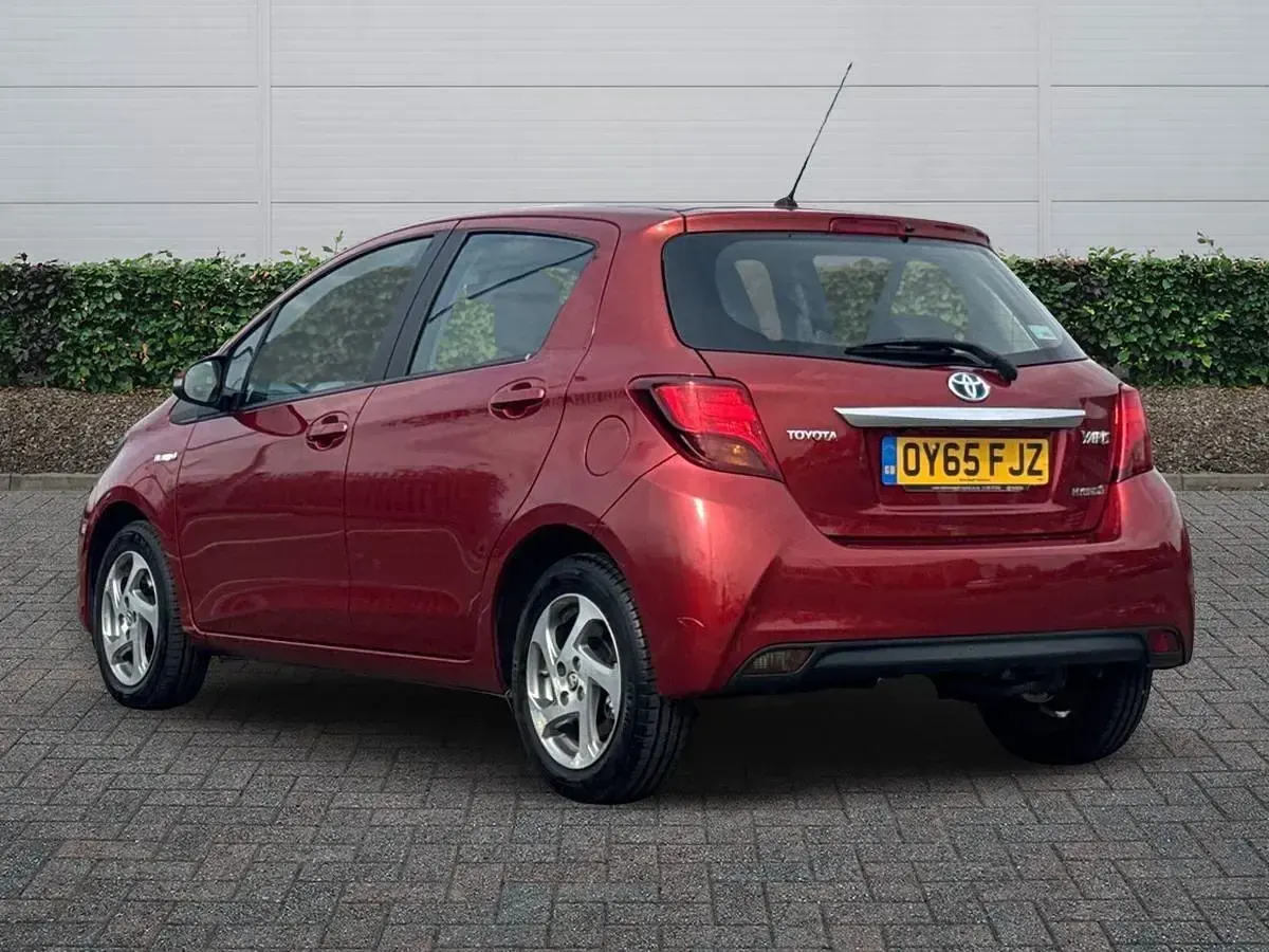 Used Toyota Yaris 100 HP (73 kW) 2015 Red Hatchback