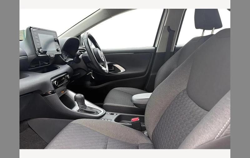 Used Toyota Yaris Hybrid 116 HP (85 kW) 2023 White Hatchback