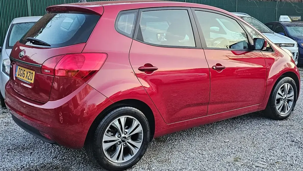Used Kia Venga 125 HP (91 kW) 2016 Red Hatchback