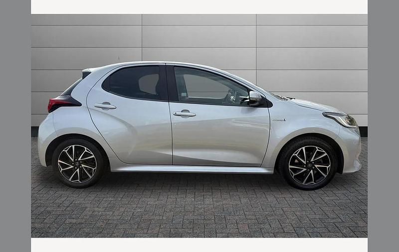 Used Toyota Yaris Hybrid Design 116 HP (85 kW) 2021 Silver Hatchback