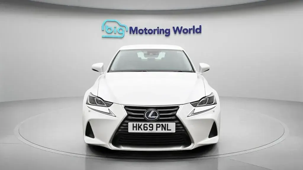 Used Lexus IS300h 223 HP (164 kW) 2019 White Sedan