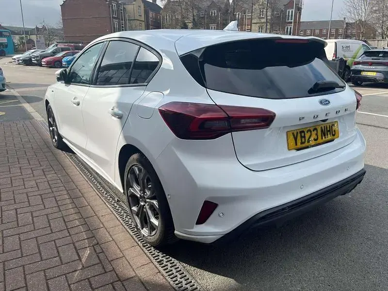 Used Ford Focus ST-Line 2023 Frozen white Hatchback