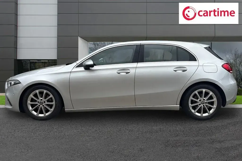 Begagnad Mercedes A180 Executive 136 HK (100 kW) 2019 Silver Halvkombi