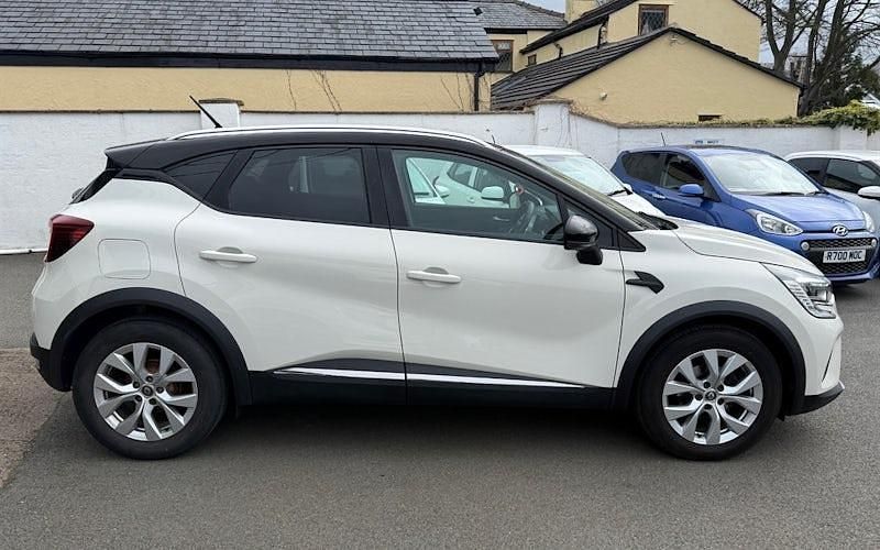 Used Renault Captur Iconic 131 HP (96 kW) 2020 White/black SUV