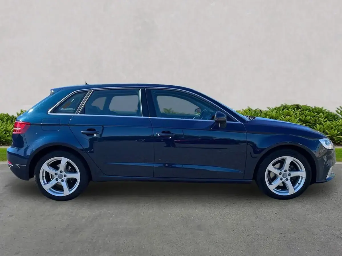 Begagnad Audi A3 Sport 147 HK (108 kW) 2019 Blå Sedan