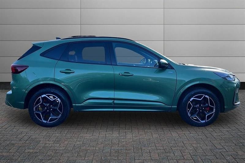 Second-hand Ford Kuga ST-Line 243 CP (178 kW) 2025 Verde SUV