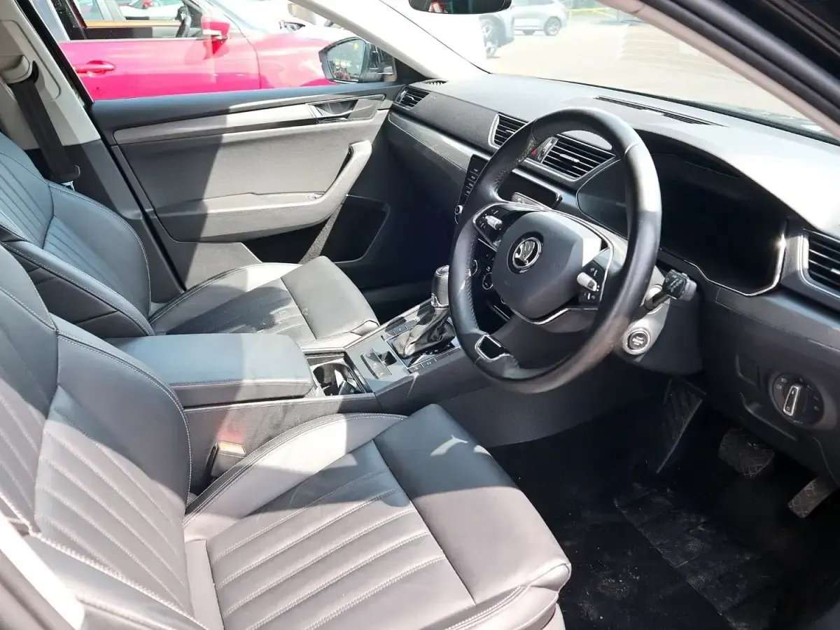 Usado Skoda Superb SE L 2023 Negro Familiar
