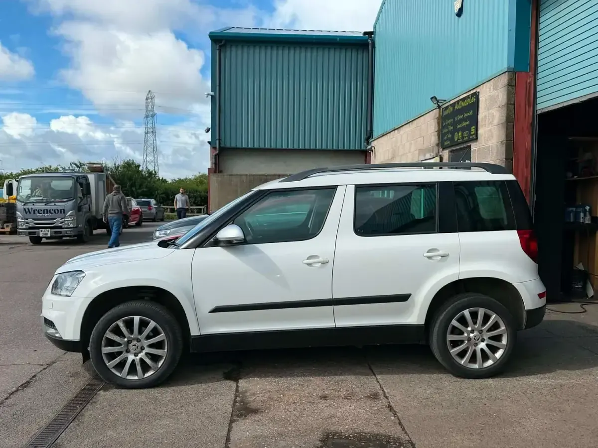 Used Skoda Yeti SE 104 HP (76 kW) 2015 White SUV