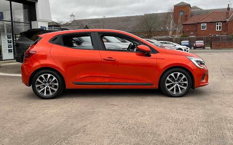 Używany Renault Clio V Iconic 140 KM (102 kW) 2022 Hatchback