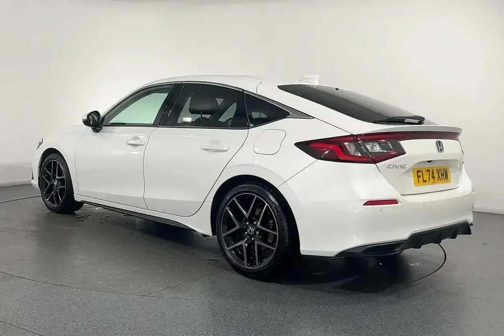 Used Honda Civic Advance 2024 White Hatchback