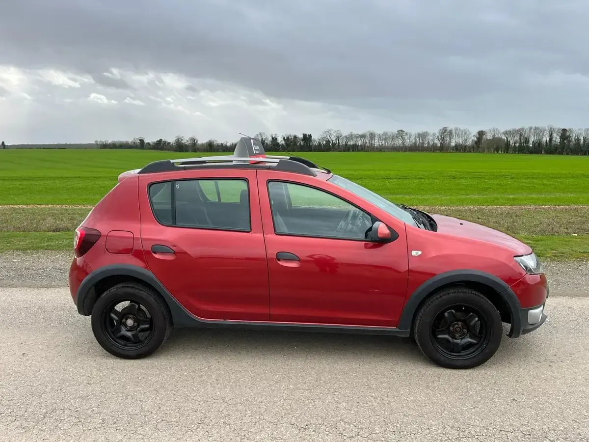 Used Dacia Sandero Lauréate 88 HP (64 kW) 2014 Red Hatchback