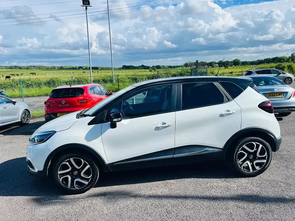 Used Renault Captur Iconic 90 HP (66 kW) 2019 White SUV