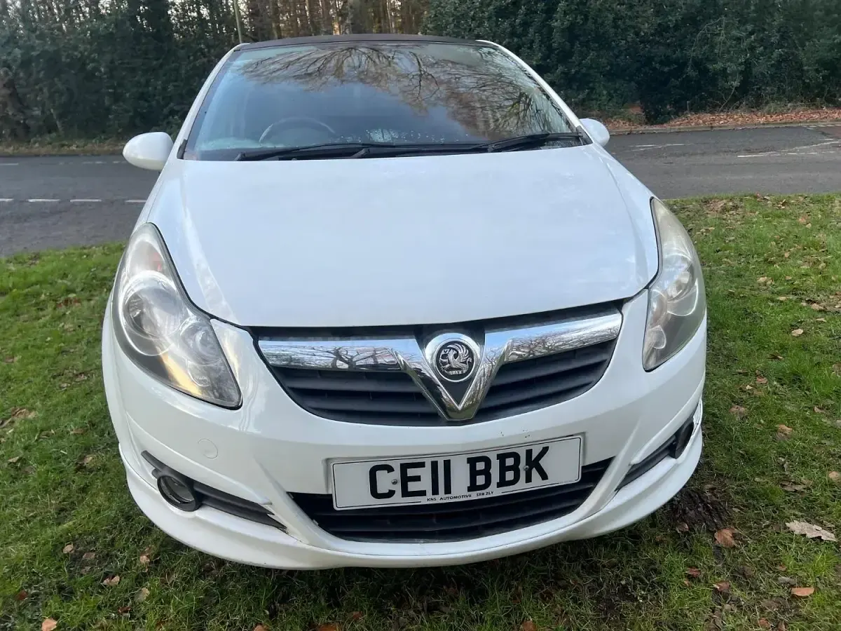 Used Vauxhall Corsa Edition 85 HP (62 kW) 2011 White Hatchback