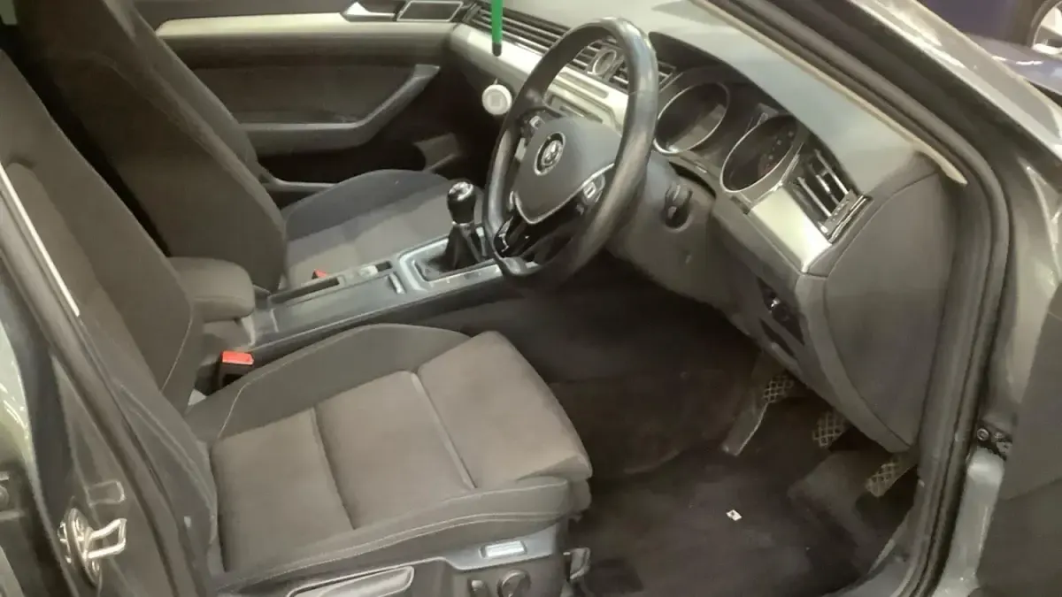 Usado VW Passat Business 150 HP (110 kW) 2015 Cinzento Carrinha