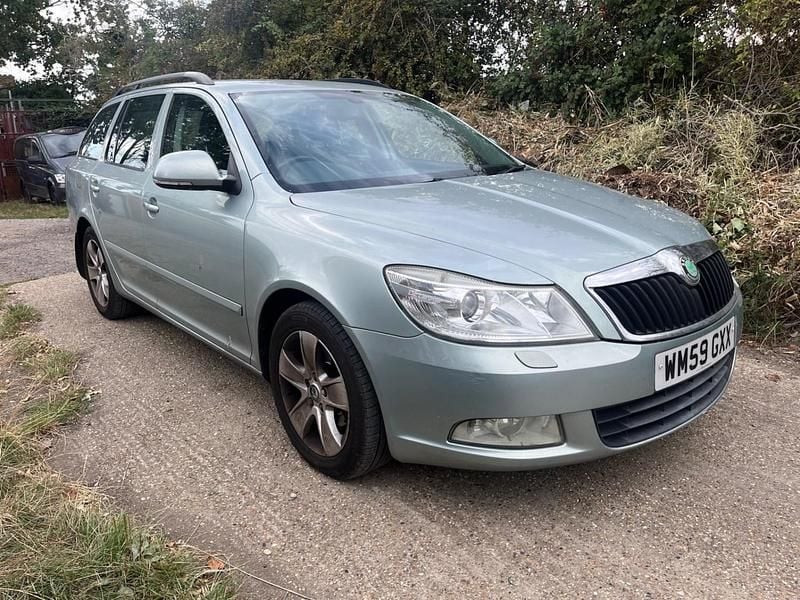 Green Used 2010 Skoda Octavia Elegance Estate | £750 - Image 1/4