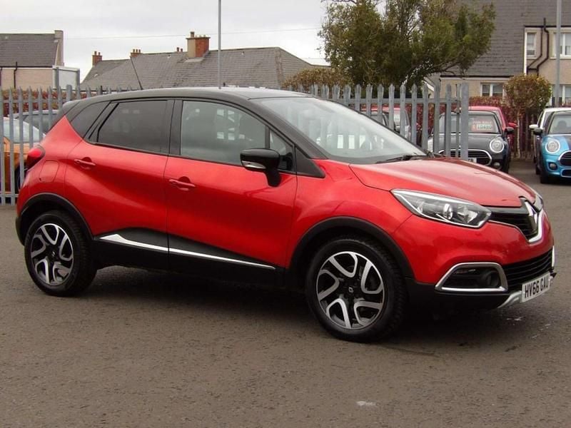 Red/black Used 2016 Renault Captur Signature SUV | £9,490 (A bit pricey) - Image 1/4