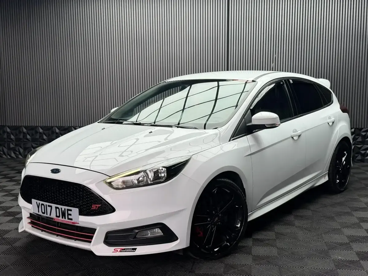 Używany Ford Focus ST 185 KM (136 kW) 2017 Biały Hatchback
