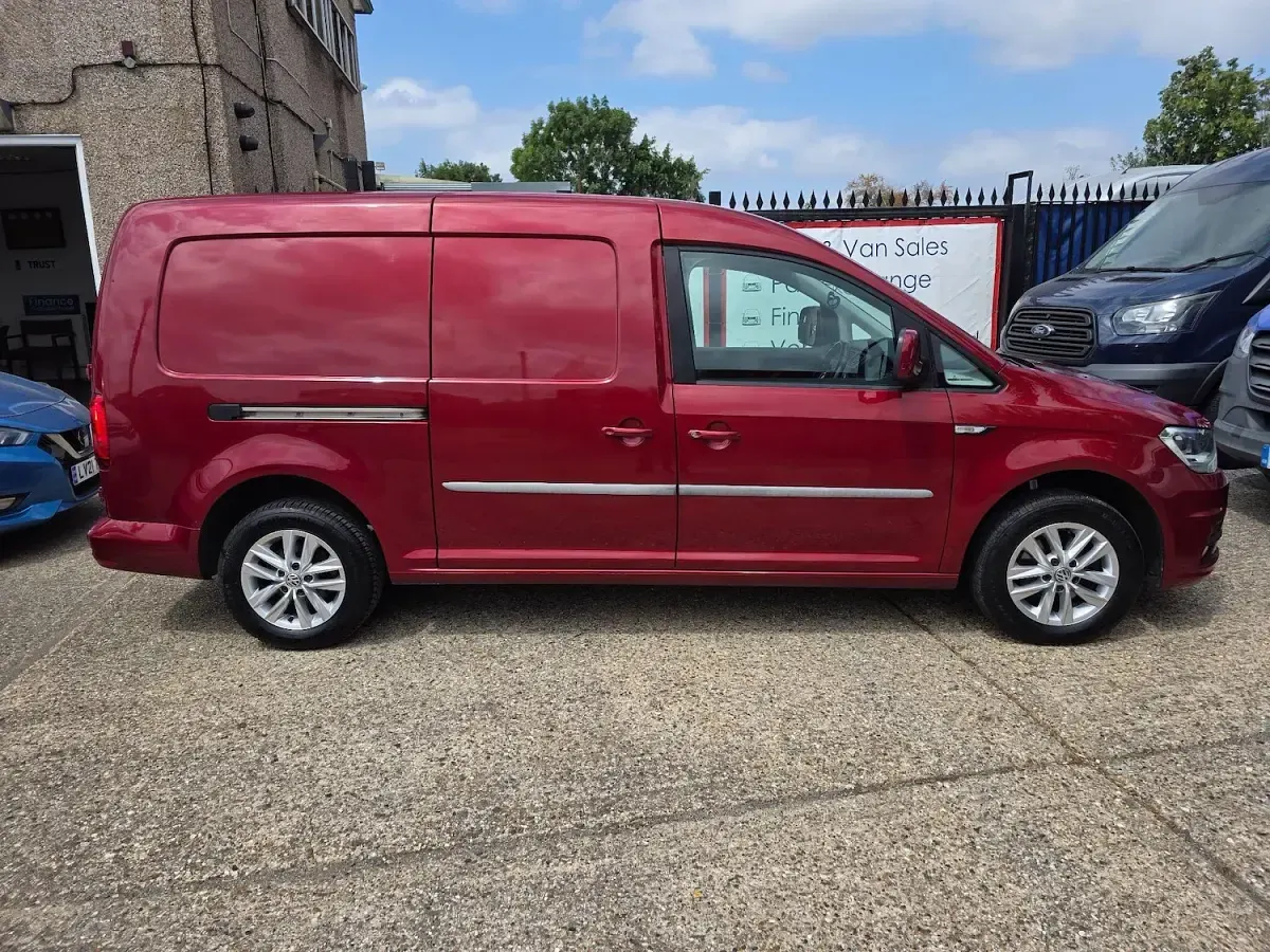 Used VW Caddy Maxi Highline 102 HP (75 kW) 2019 Red MPV