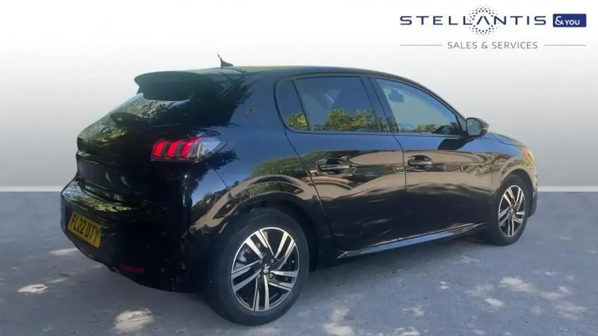 Second-hand Peugeot 208 Allure Premium 99 CP (72 kW) 2022 Negru Hatchback