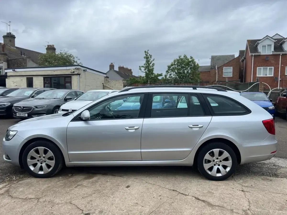 Usado Skoda Superb 140 HP (102 kW) 2013 Prateado Carrinha
