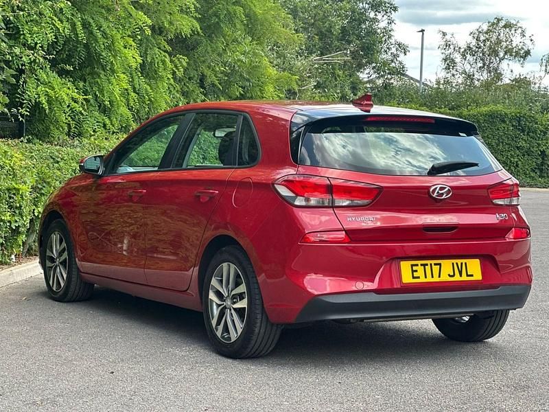 Used Hyundai i30 SE 118 HP (86 kW) 2017 Red Hatchback