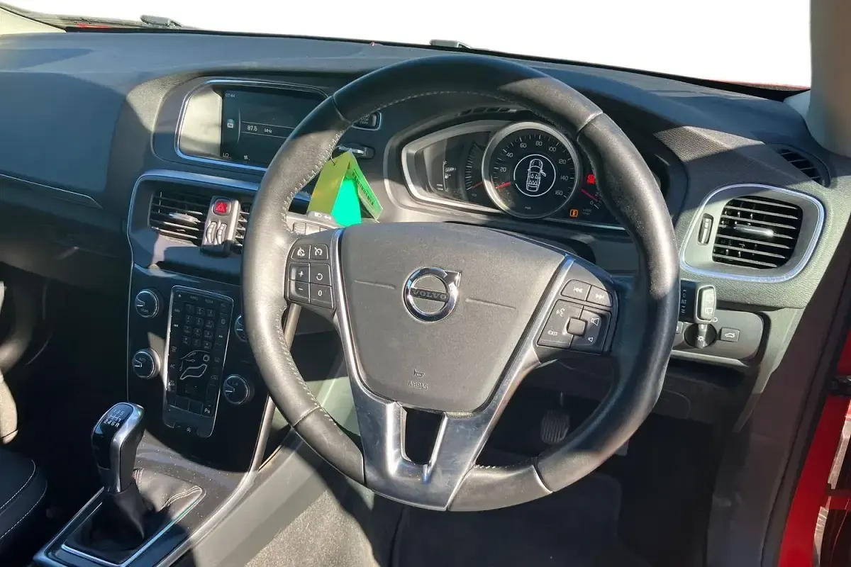 Begagnad Volvo V40 Momentum 122 HK (89 kW) 2018 Röd Halvkombi
