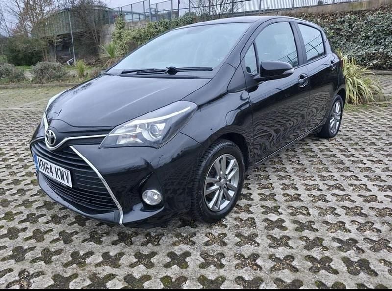 Used Toyota Yaris 99 HP (72 kW) 2014 Black Hatchback