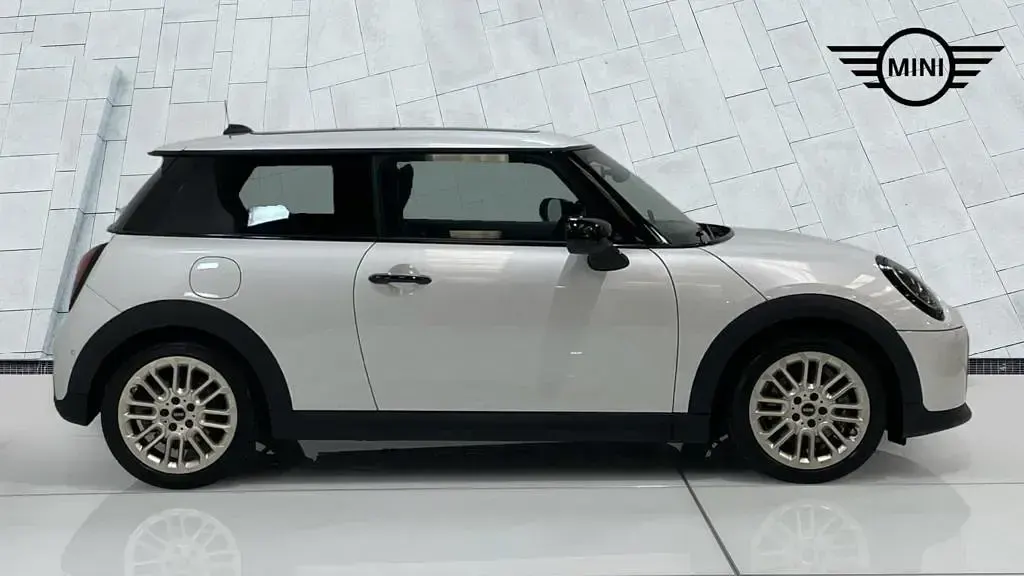 Used Mini Cooper Hatch 154 HP (113 kW) 2024 White Hatchback