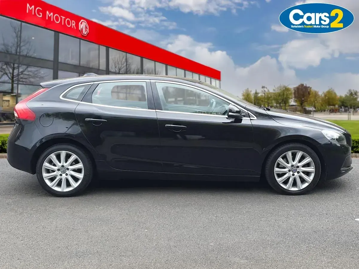 Used Volvo V40 SE Lux 120 HP (88 kW) 2015 Black Hatchback